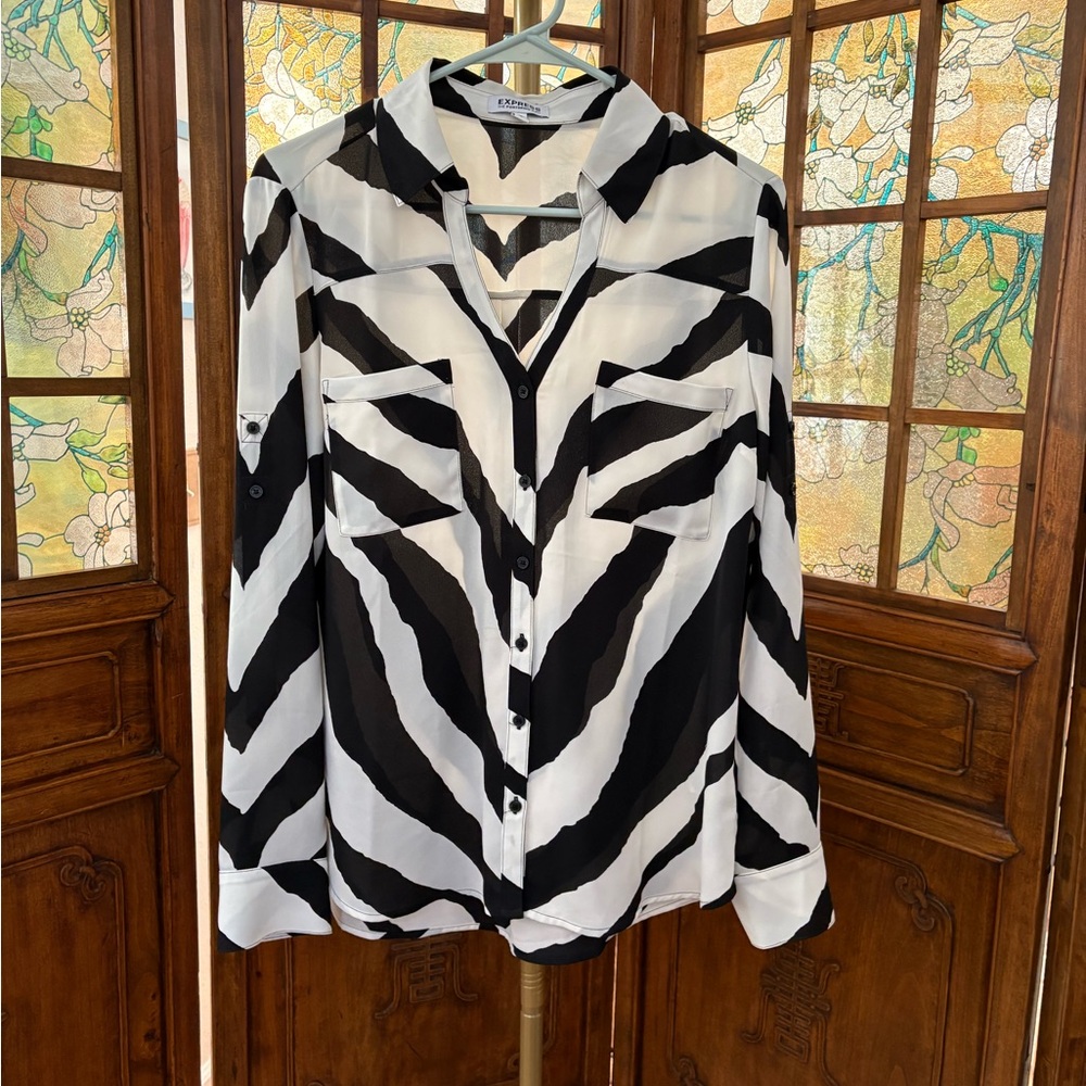 NWOT Express Portofino Black and White Zebra Print Button-Up Blouse Sz M